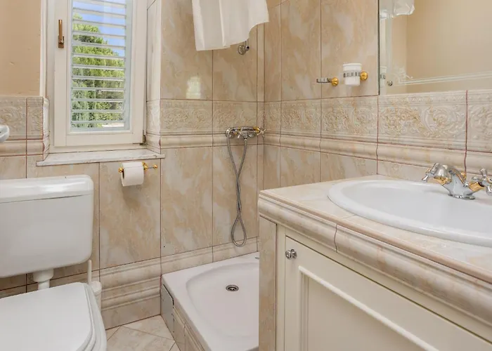 6 Bedroom Lovely In Rab Palit
