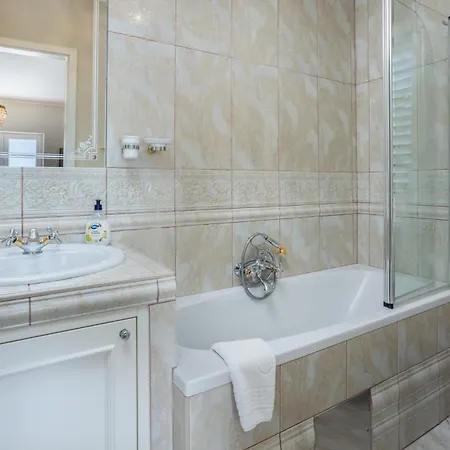 Tatil Evi 6 Bedroom Lovely In Rab