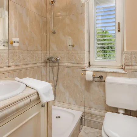 Tatil Evi 6 Bedroom Lovely In Rab Palit