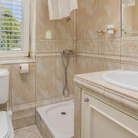 6 Bedroom Lovely In Rab Palit