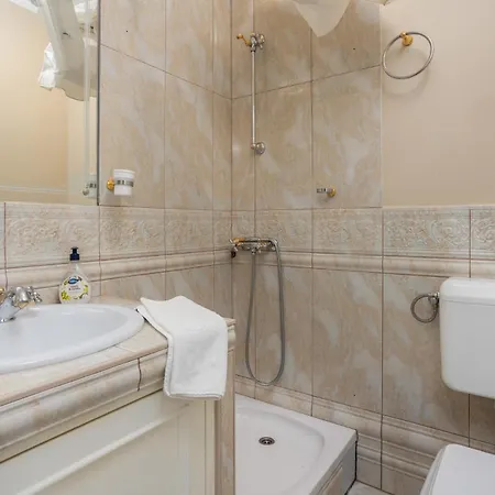 6 Bedroom Lovely In Rab Tatil Evi