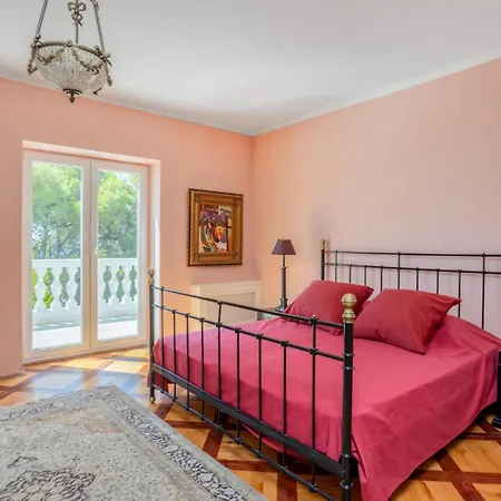 6 Bedroom Lovely In Rab Tatil Evi