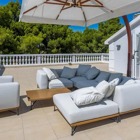 Tatil Evi 6 Bedroom Lovely In Rab